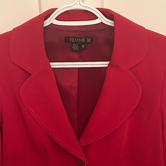 Elegant Puff-Sleeved Red Women's Femme Blazer, size 8/38, Made in Canada - Picture 3 of 10